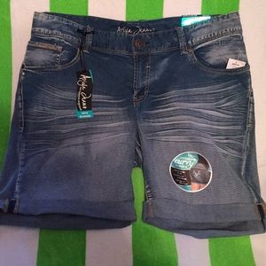 Ariya Bermuda jean shorts size 16 NWT